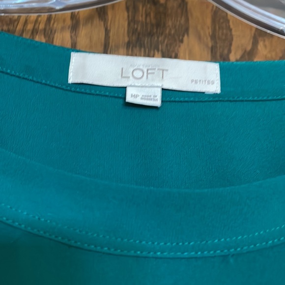 Beautiful green blouse. Like new condition! - Picture 2 of 5